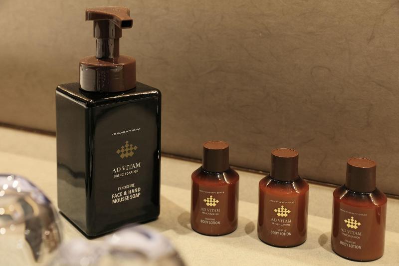 נאהא Hotel Collective מראה חיצוני תמונה A set of amenities by the Japanese company Air Products
