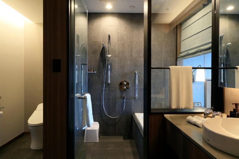 נאהא Hotel Collective מראה חיצוני תמונה A wet room in a hotel