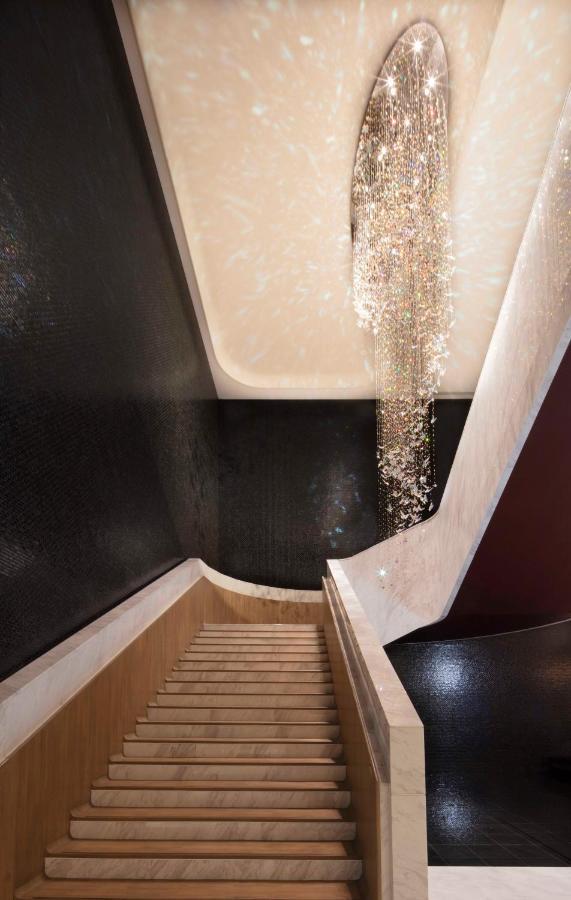 נאהא Hotel Collective מראה חיצוני תמונה Stairway to the gallery
